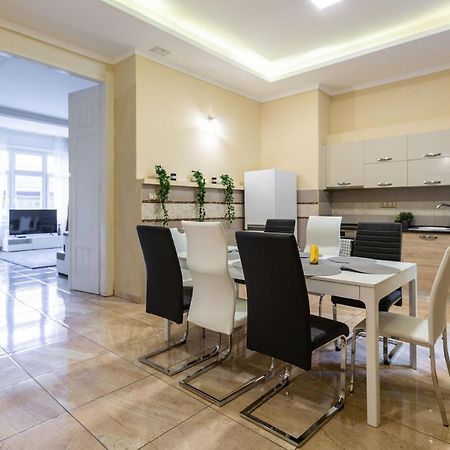 Luxury Downtown Home By Anna Будапеща Екстериор снимка