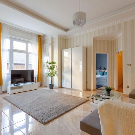 Luxury Downtown Home By Anna Будапеща Екстериор снимка