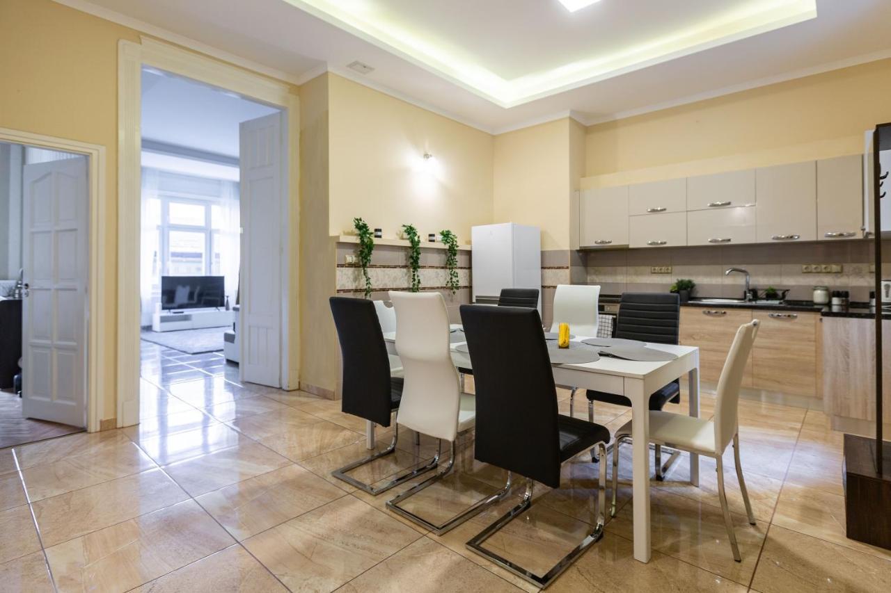 Luxury Downtown Home By Anna Будапеща Екстериор снимка