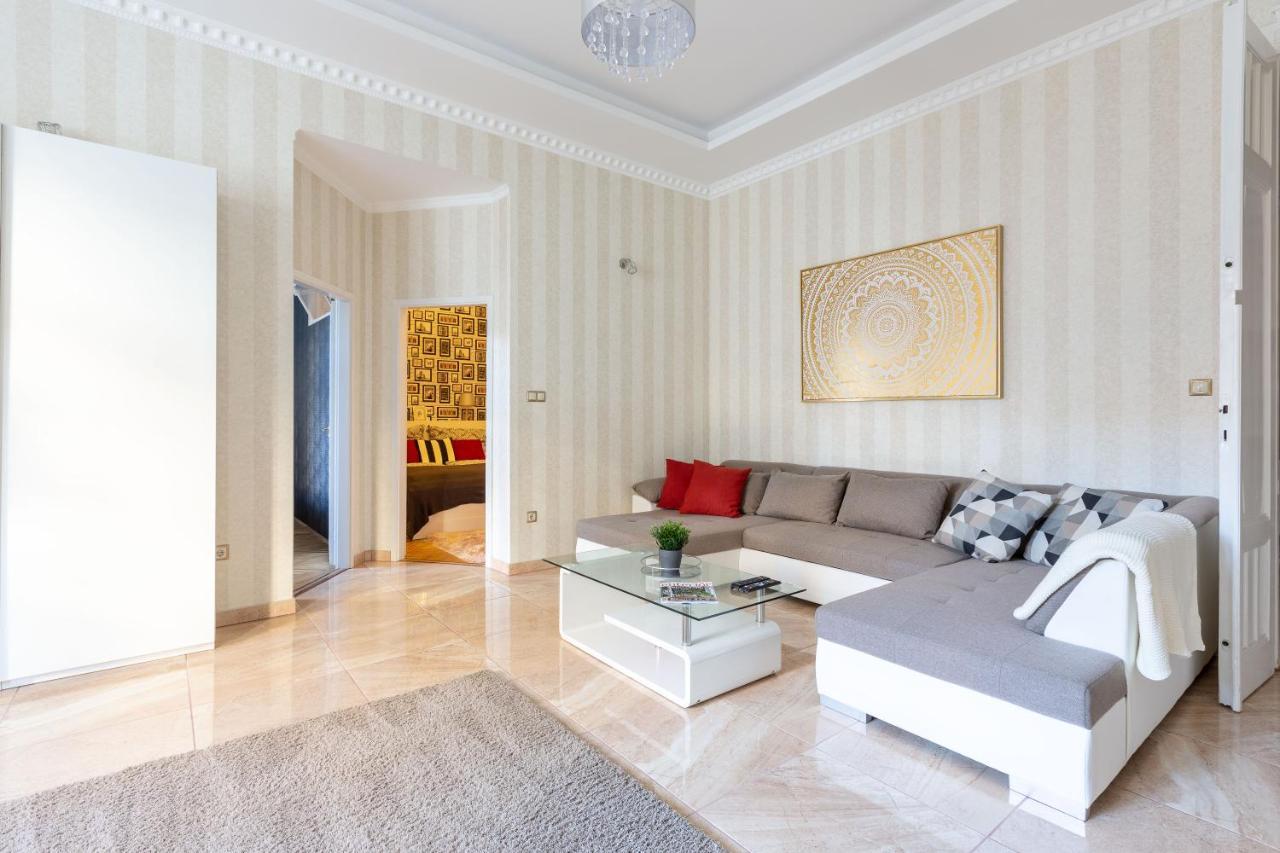 Luxury Downtown Home By Anna Будапеща Екстериор снимка