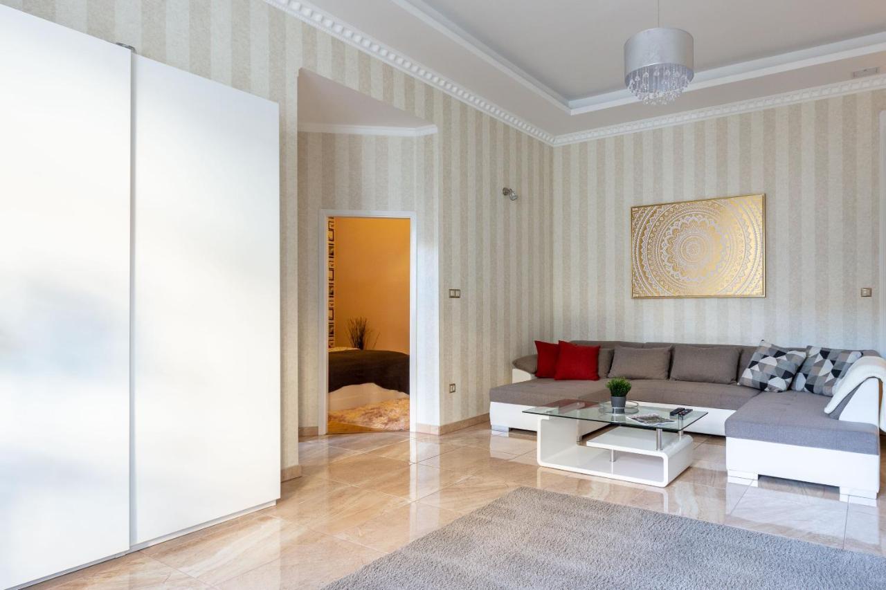 Luxury Downtown Home By Anna Будапеща Екстериор снимка