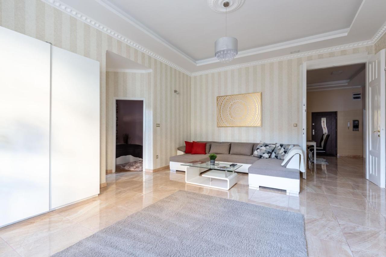 Luxury Downtown Home By Anna Будапеща Екстериор снимка