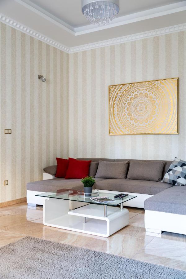 Luxury Downtown Home By Anna Будапеща Екстериор снимка