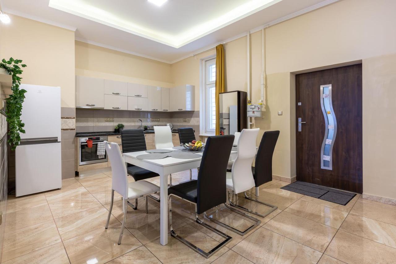 Luxury Downtown Home By Anna Будапеща Екстериор снимка