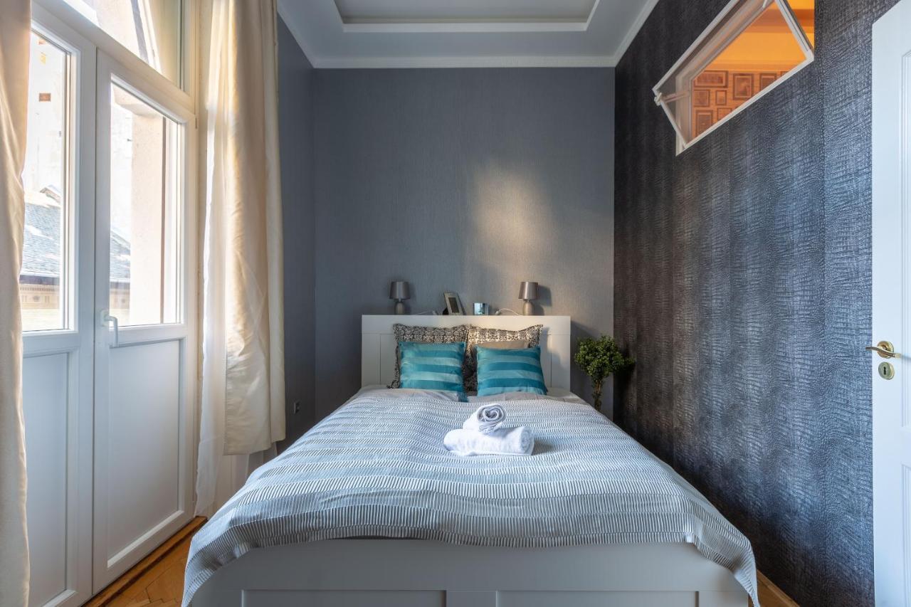 Luxury Downtown Home By Anna Будапеща Екстериор снимка