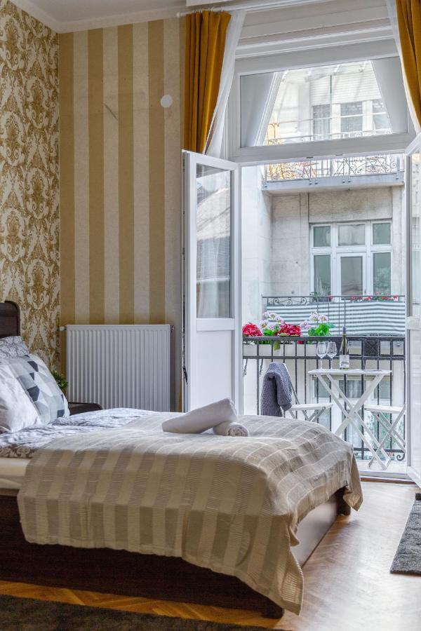 Luxury Downtown Home By Anna Будапеща Екстериор снимка