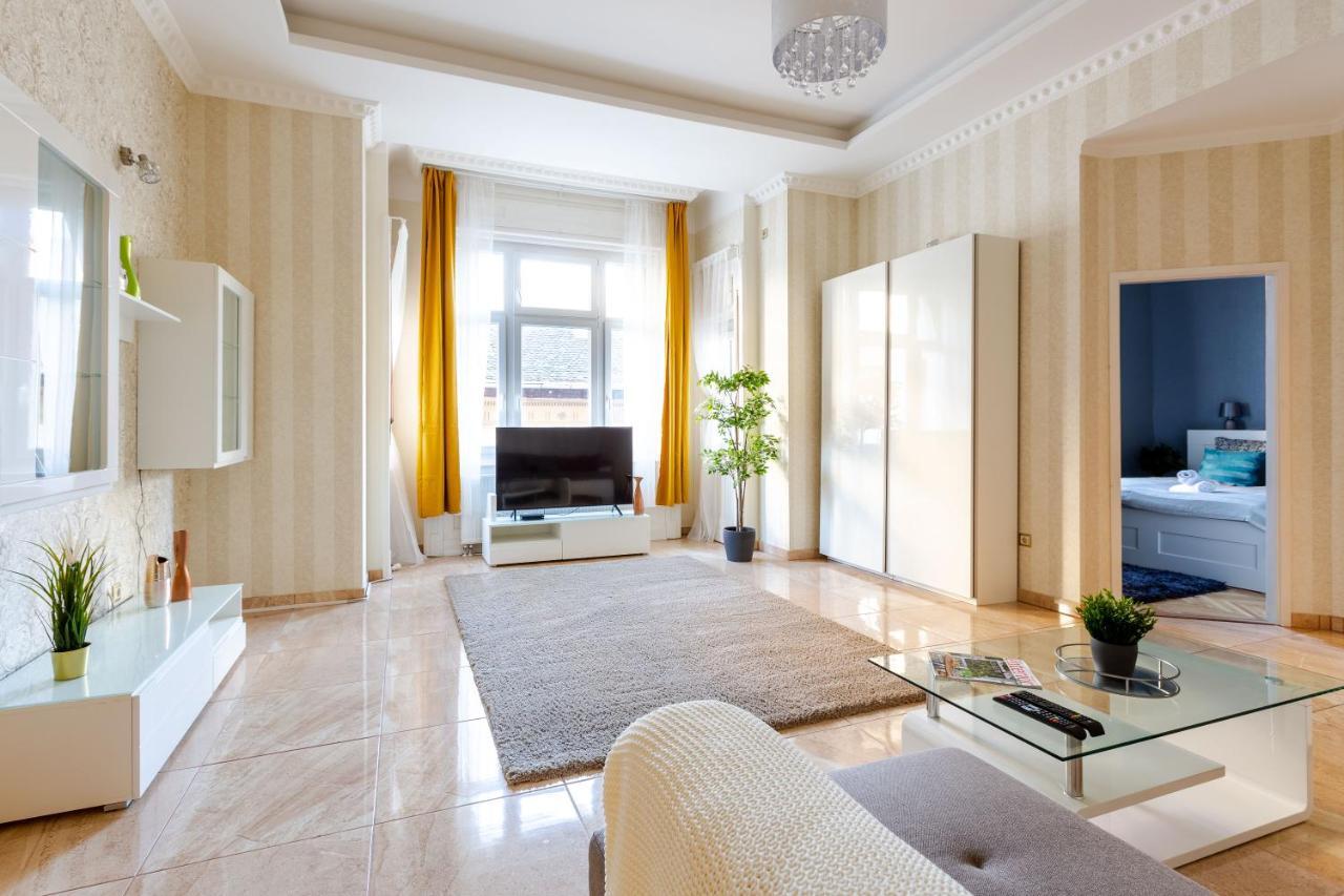 Luxury Downtown Home By Anna Будапеща Екстериор снимка