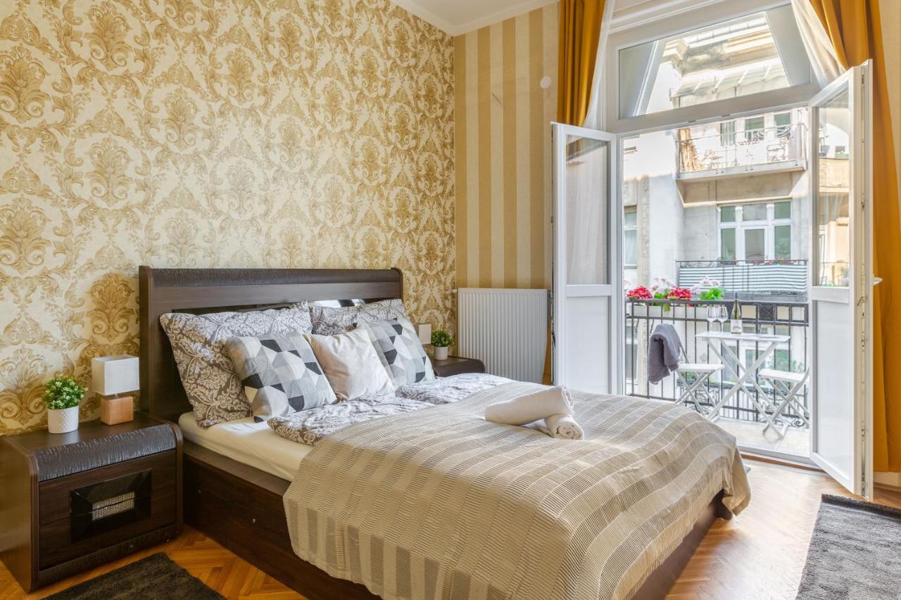 Luxury Downtown Home By Anna Будапеща Екстериор снимка