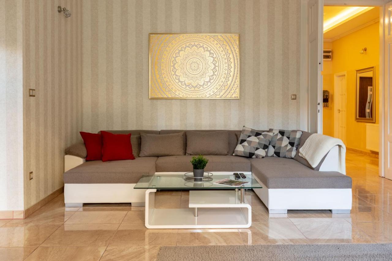 Luxury Downtown Home By Anna Будапеща Екстериор снимка
