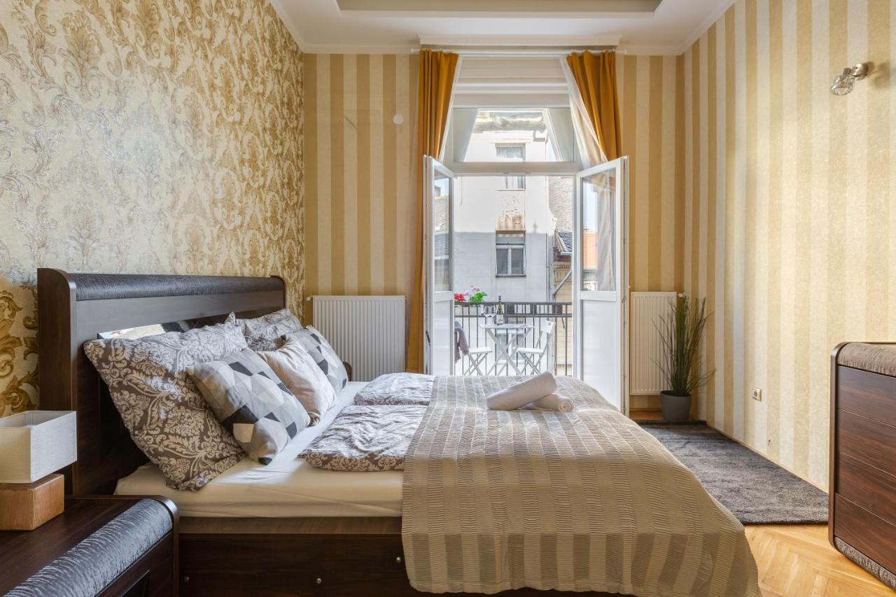 Luxury Downtown Home By Anna Будапеща Екстериор снимка